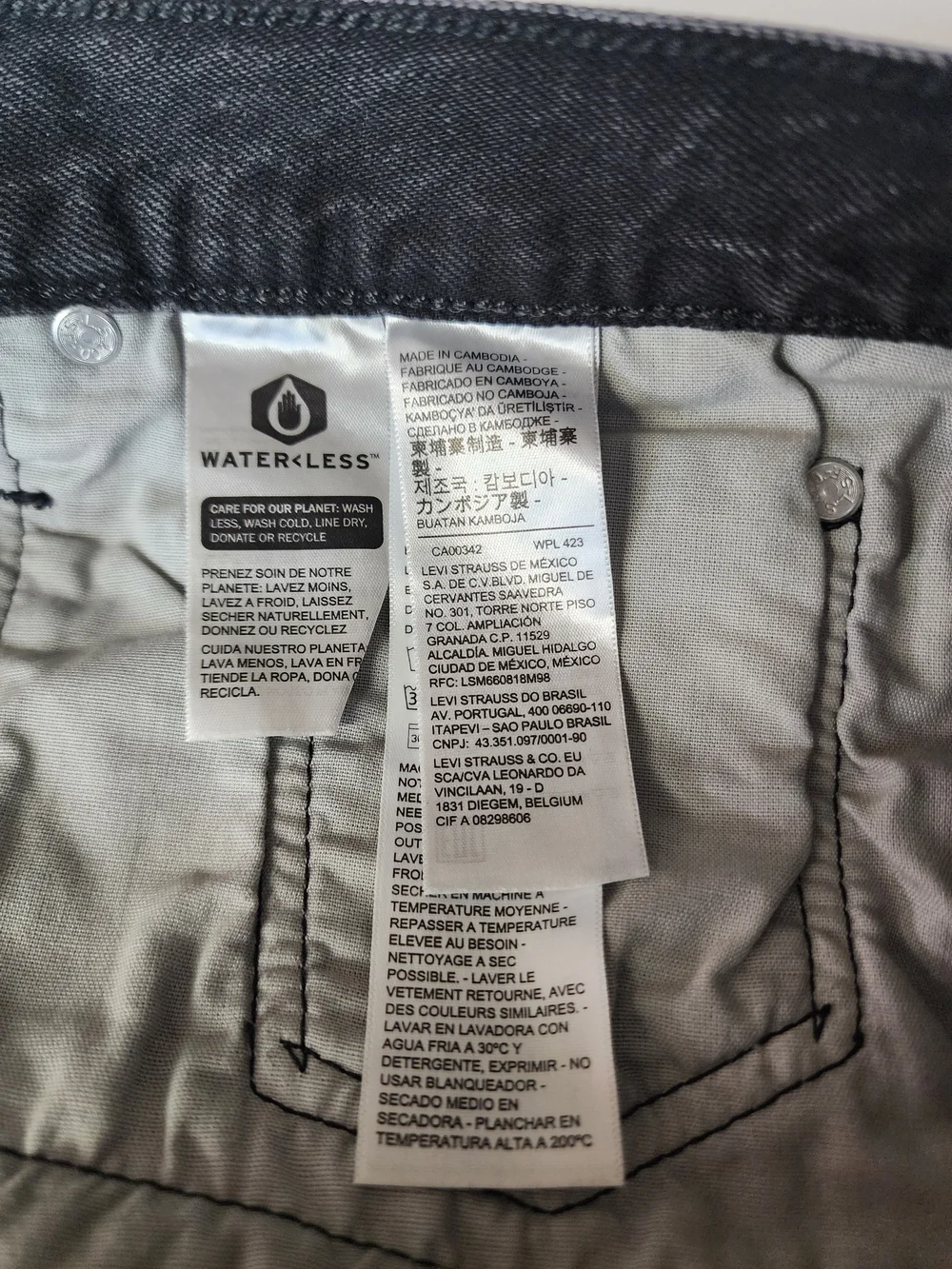 Levis cut off